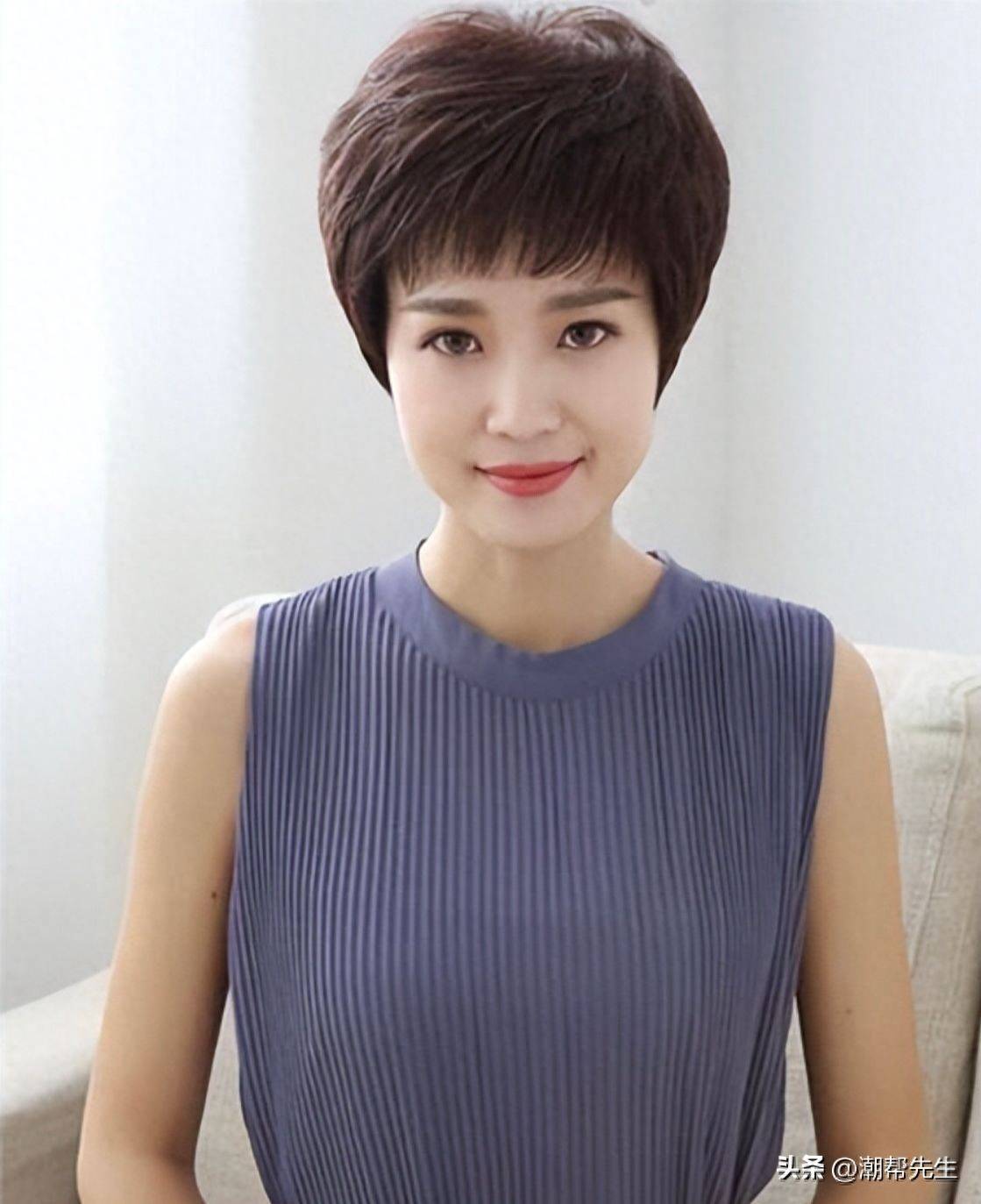 科技与时尚完美融合，50岁女性最新短发发型指南